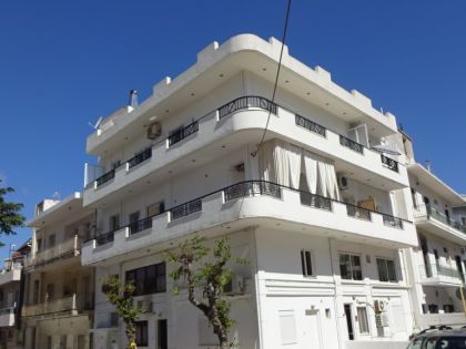 ΤΡΙΑ ΠΕΥΚΑ 