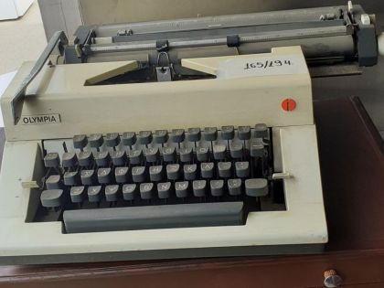 ΓΡΑΦΟΜΗΧΑΝΗ OLYMPIA 50X35X19 ΕΚ. (165/194)