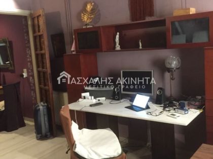 ΤΡΙΑ ΠΕΥΚΑ