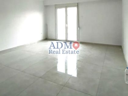 ΤΡΙΑ ΠΕΥΚΑ
