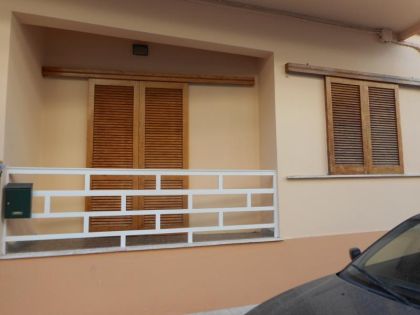 ΤΡΙΑ ΠΕΥΚΑ