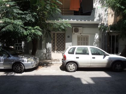 ΤΡΙΑ ΠΕΥΚΑ